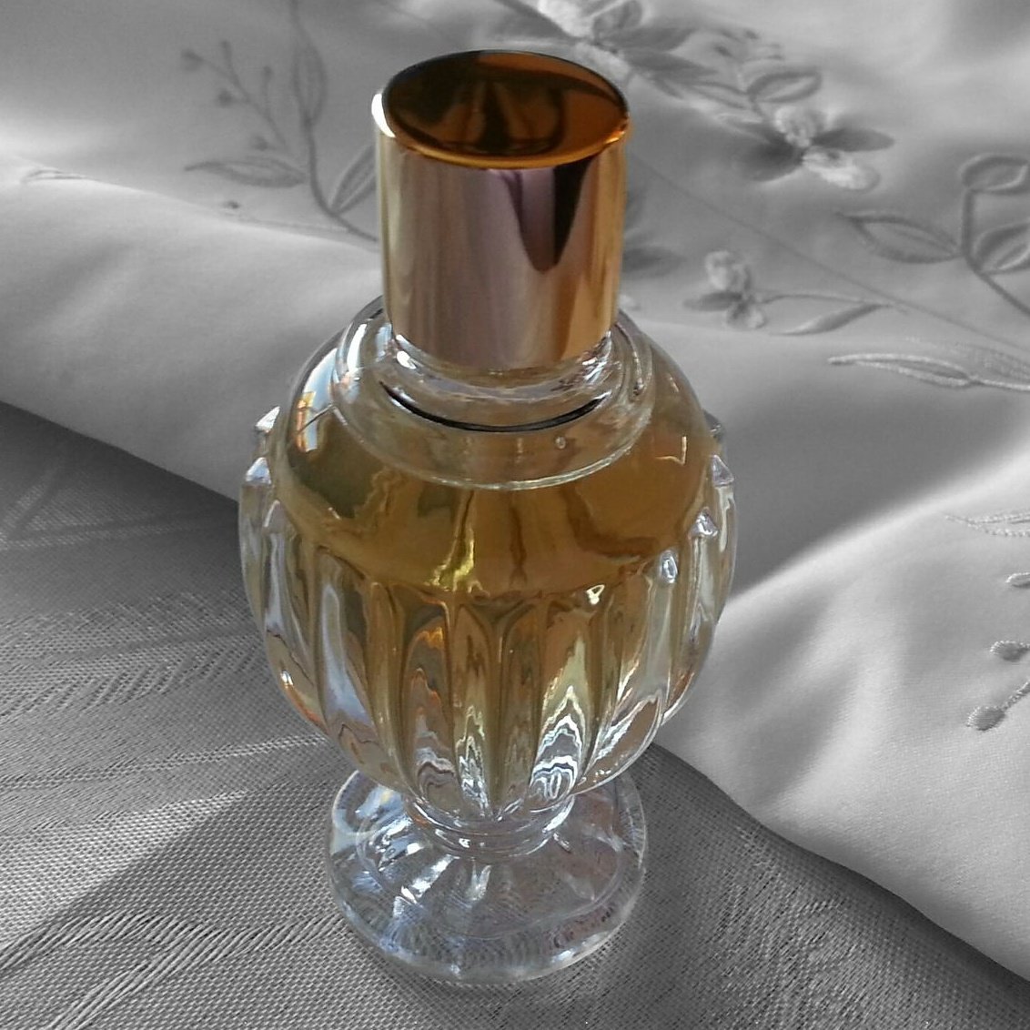 Vanilla Oil for Perfume: Craft Your Signature Scent with This Sweet Twist