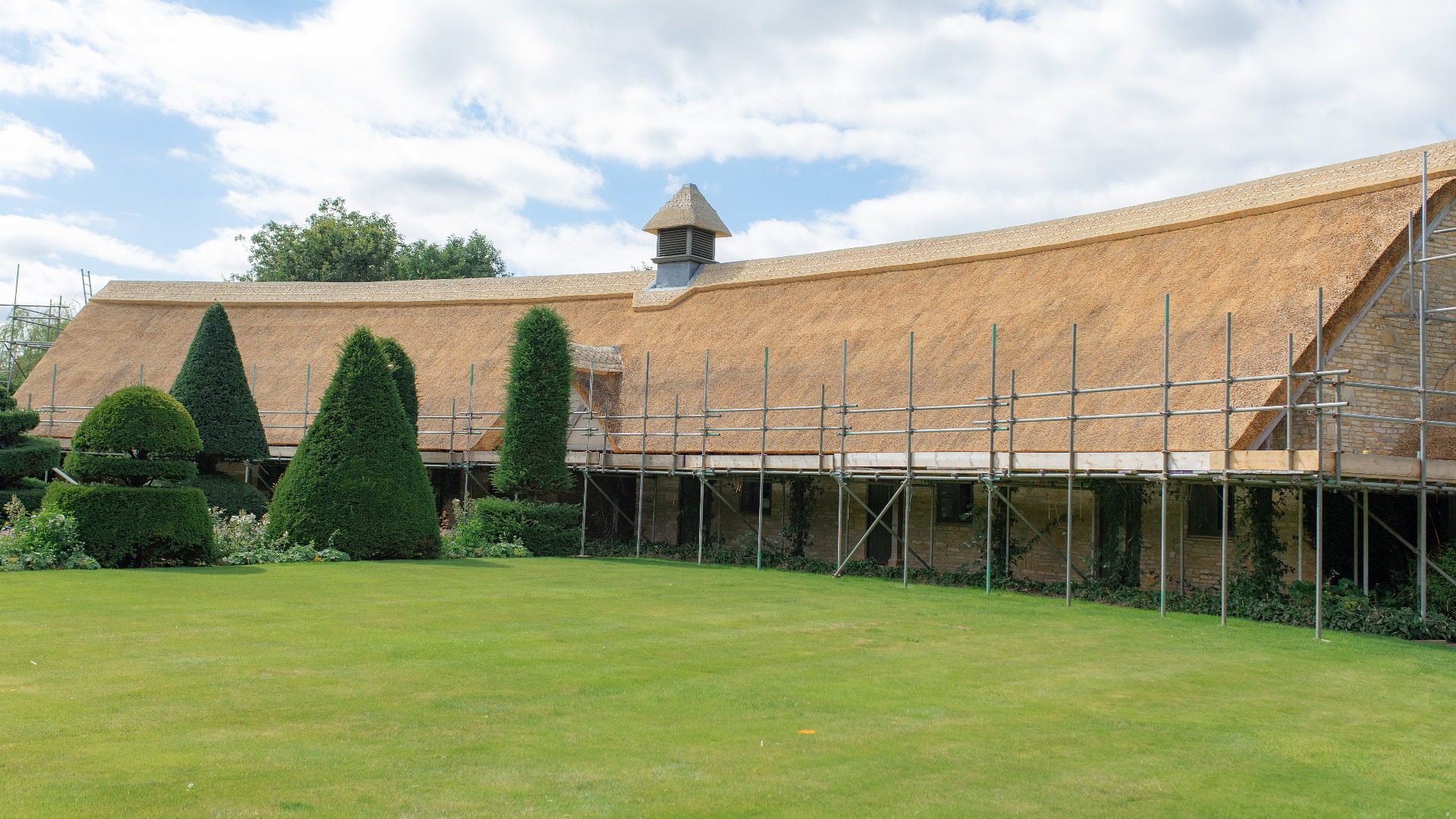 How Much Does It Cost to Thatch a Roof? UK Price Guide
