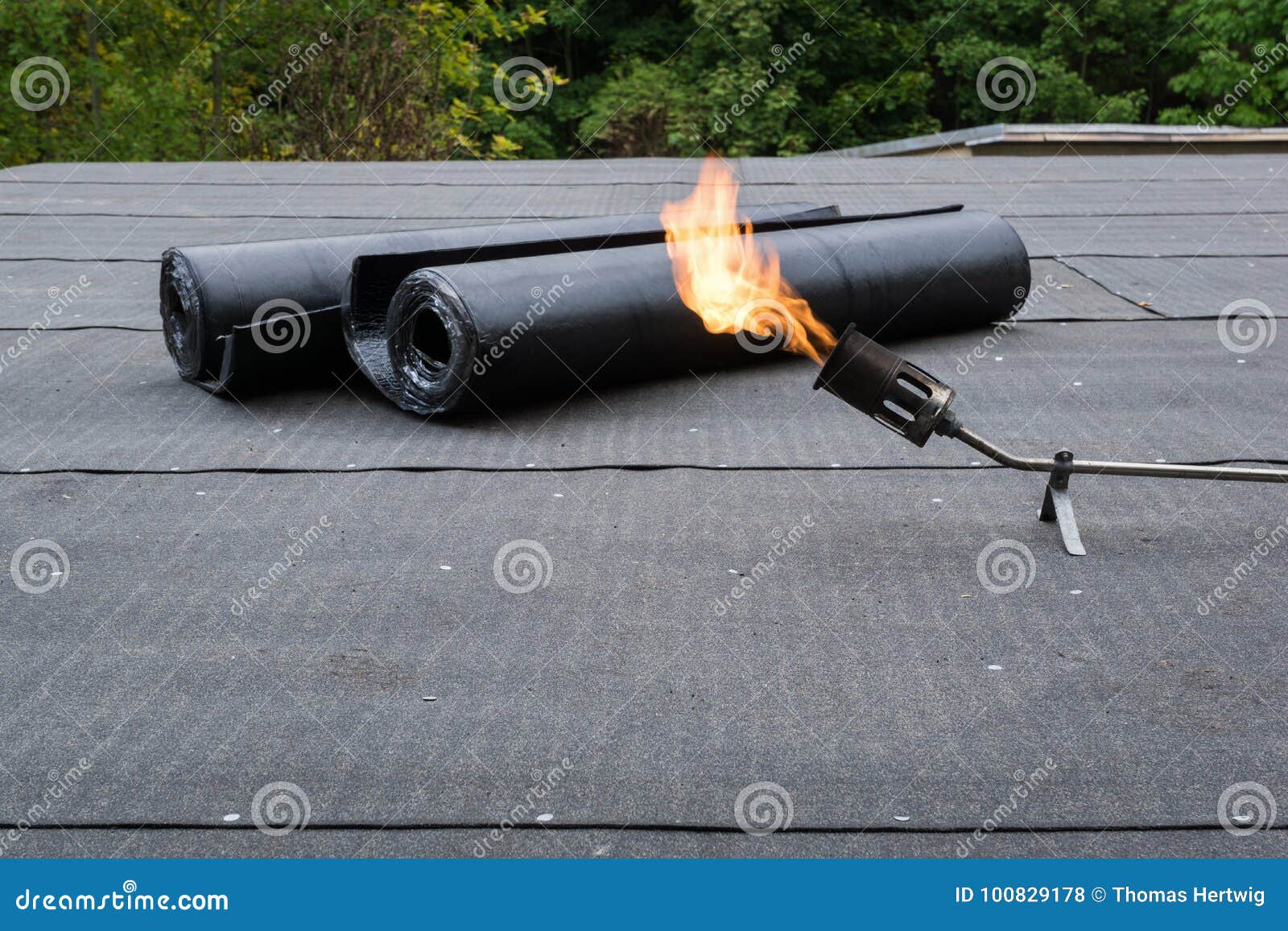How to Lay Felt on a Flat Roof: DIY Installation Guide