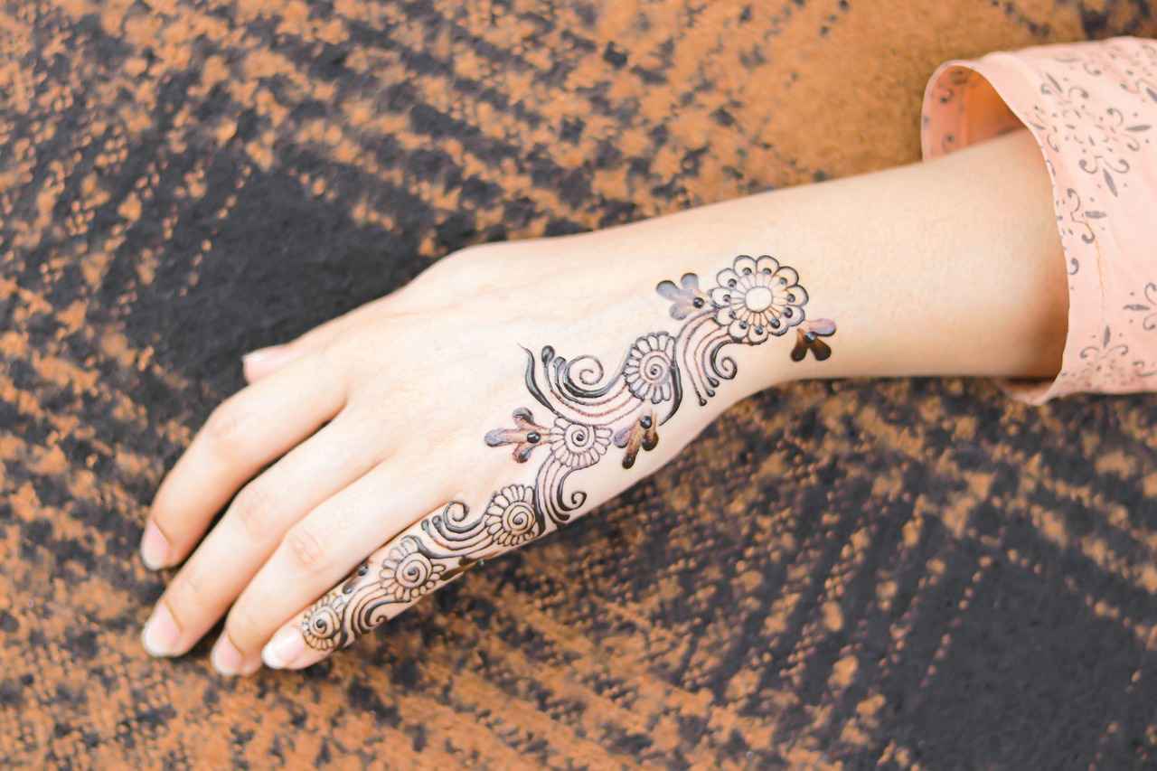 How Long Does It Take Henna to Dry? Timing and Care Tips