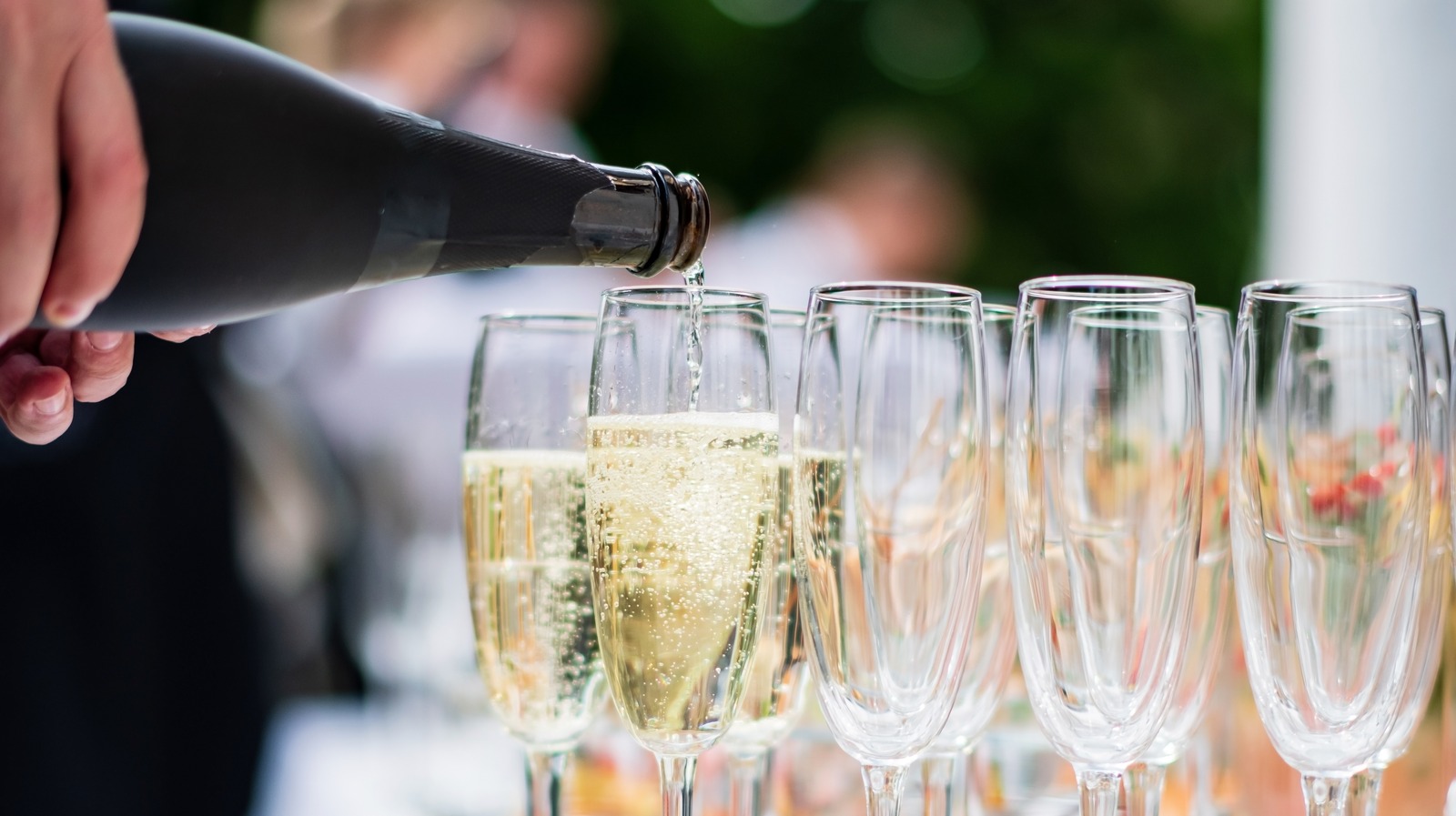 How Many Glasses Are in a Bottle of Champagne? Serving Guide